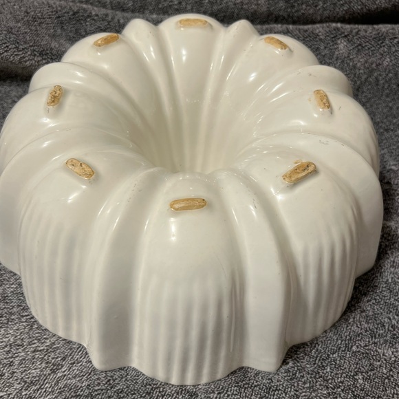 COPY - Vintage California USA Pottery #59 White Bundt Cake Pan - Picture 3 of 5